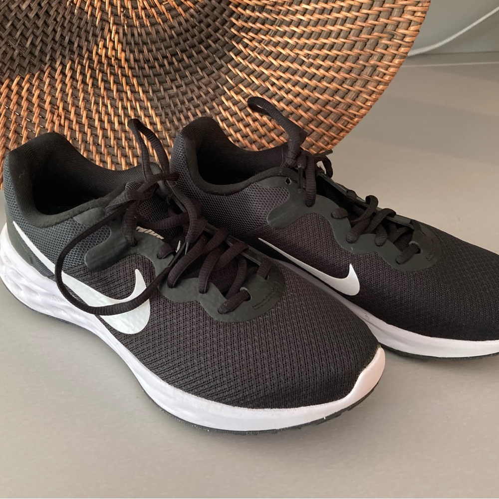 Nike Revolution 6 size W9